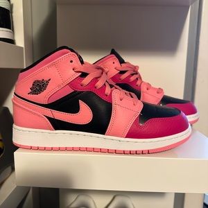 Jordan 1 Mid
Coral Chalk (GS)
